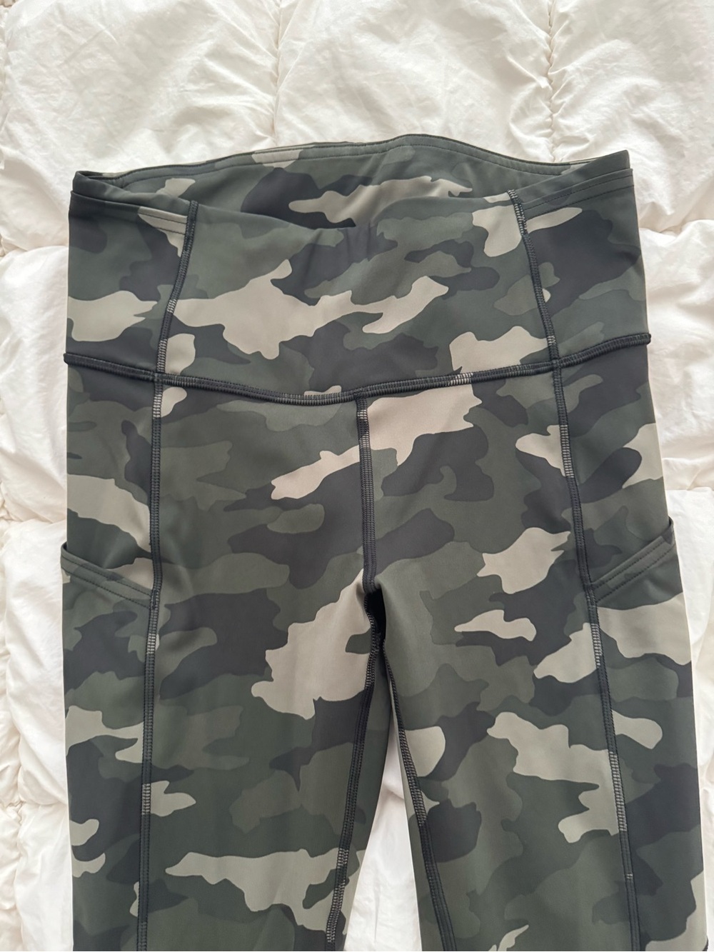 Fast and free Camo High-Waist Leggings with Side Pockets